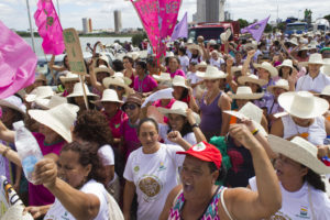 Ato na ponte ganhou força com a chegada das mulheres | Foto: Fábio Caffé