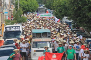 Caminhada saiu da Univasf, local do III ENA, em direção à ponte que liga Juazeiro a Petrolina | Foto: Daniel Leon