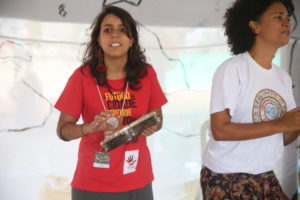 Emília Jomalinis saudando as delegações dos outros estados com música.